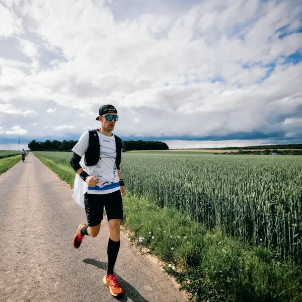 Tag 1 geschafft.
75 km • Regen • HR Live-Schalten • Viel Matsch
Nass, dreckig, glücklich. 🚶♂️🚴♂️🌧️📸
@craftsportswearger @ospreyeurope @dextroenergy_de @ruetzelorthopaedieschuhtechnik @fehlundsohn @suunto @trabertmeinehoerwelt @christoffuller FD/MethCon @juliadillenburger @invest_in_visions
@bemer_group_europe @mutige_kinder @eintrachtev 721411566_1641248948005052_2043927596505875826_n